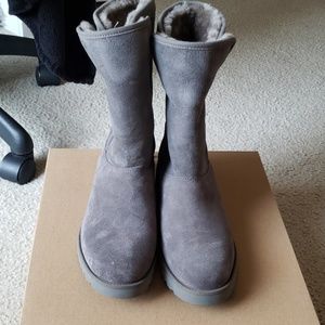 NEVER WORN UGG GREY Amie Boots